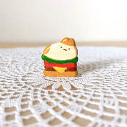 ハンバーガーなウサギモドキちゃん ＊ 木のブローチ/ピンバッジ[ニードルマインダーへ変更可] 1枚目の画像