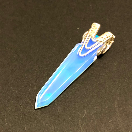 ソードペンダント　ブルー　人工オパール ソードペンダント ブルー 人工オパール （🌈京セラオパール