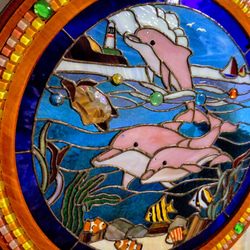【仲良く泳ぐピンク親子イルカと熱帯魚とカメの海物語】❇️壁掛け 2枚目の画像