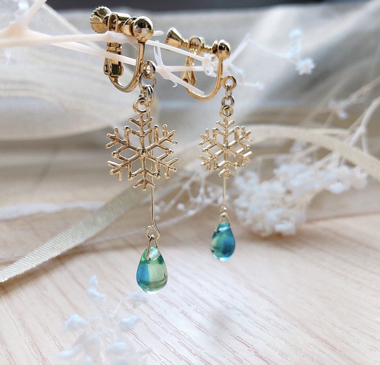 No.545-A　【値下げ】琉球ガラス☆雪の結晶☆冬ピアス・イヤリング(ブルー)