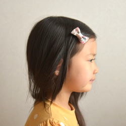 §ママとおそろい§小花柄リボンヘアゴムとベビー&キッズ用ヘアクリップのセット（レッド） 2枚目の画像