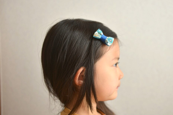 §ママとおそろい§小花柄リボンヘアゴムとベビー&キッズ用ヘアクリップのセット（ブルー） 2枚目の画像