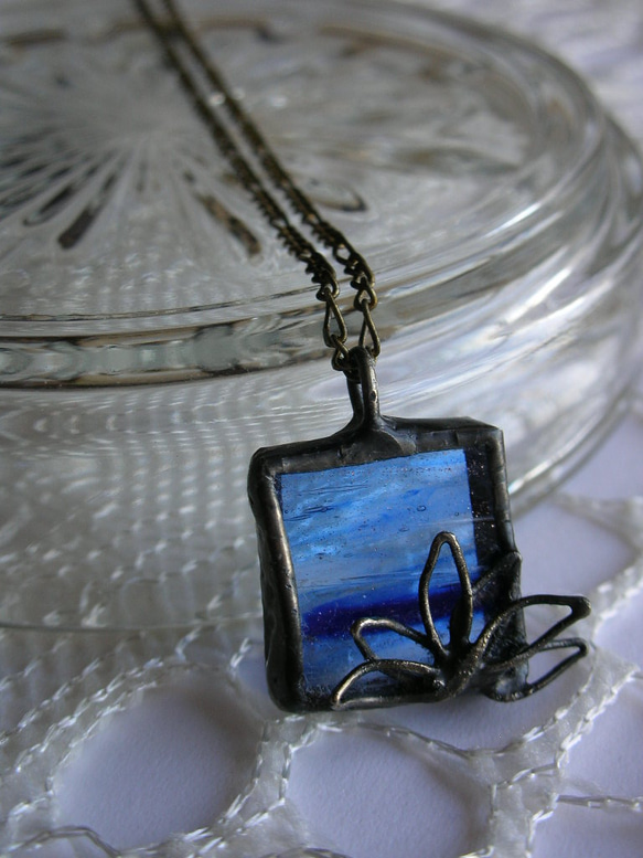 青いガラスの蓮-LOTUS-ネックレス 1枚目の画像