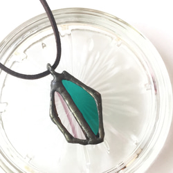 エメラルド×パープルガラスのアンティーク風Leafレザーネックレス 3枚目の画像