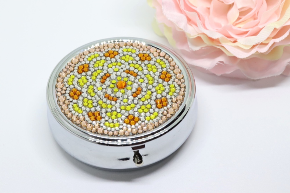 花ひらく丸型プチケース・シルバー・デコアート（シトリンなど5色使用）