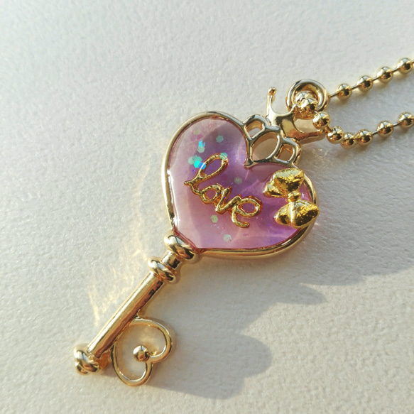 LOVE パープル系 レジン キーホルダー ハートの鍵 その他