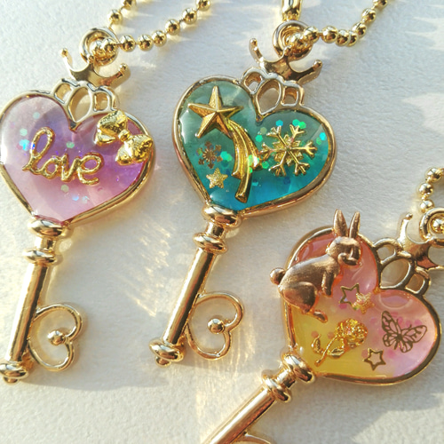 LOVE パープル系 レジン キーホルダー ハートの鍵 その他アクセサリー