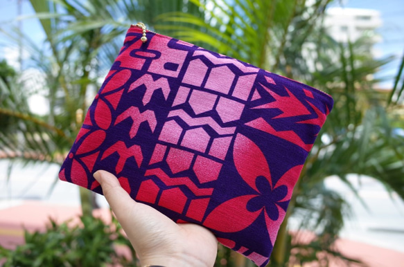 フラットポーチ パープル くすみピンク 赤 グラデーション花柄 幾何学 ハワイアンファブリック ポリネシアン タヒチ 3枚目の画像
