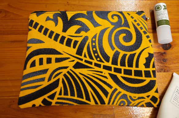 フラットポーチ マスタードイエロー 黄色 黒 グレー グラデーション ハワイアンファブリック ポリネシアン タヒチ 6枚目の画像