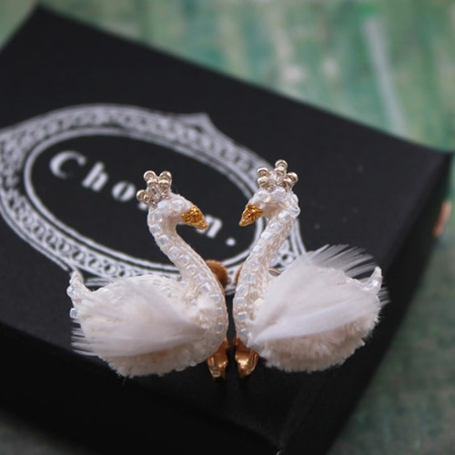 otanisan様オーダー 白鳥の刺繍イヤリング 王冠つき イヤリング