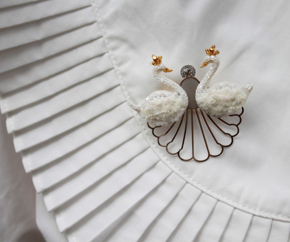 白鳥の刺繍ブローチ