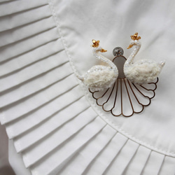 白鳥の刺繍ブローチ 1枚目の画像