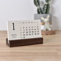 2024年 名刺サイズの卓上カレンダー＜木製スタンド付＞（ヨコ） CTY-6 2枚目の画像