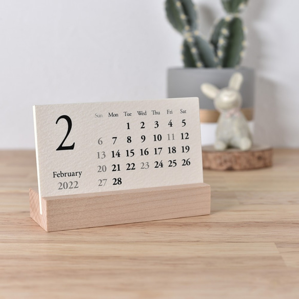 2024年 名刺サイズの卓上カレンダー＜木製スタンド付＞（ヨコ） CTY-6 3枚目の画像