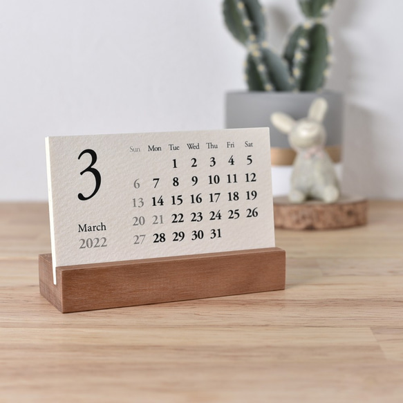2024年 名刺サイズの卓上カレンダー＜木製スタンド付＞（ヨコ） CTY-6 4枚目の画像