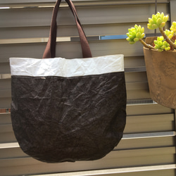 大人気のバッグ、サークル柄！タイベック素材（紙袋風→不織布）軽量！紙袋のようなバッグ（裏地　英字柄　綿素材）シワ加工 5枚目の画像