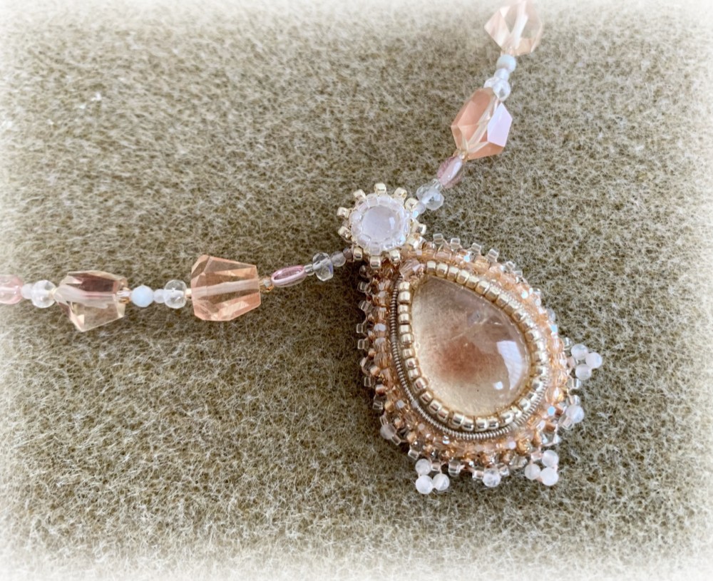 14kgf ビーズ刺繡のネックレス　~オレゴンサンストーン~