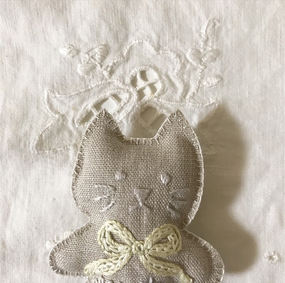 ねこ / リネンのねこ ベージュ（手刺繍） 1枚目の画像