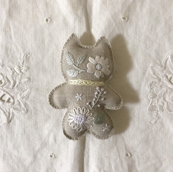 ねこ / リネンのねこ ベージュ（手刺繍） 2枚目の画像