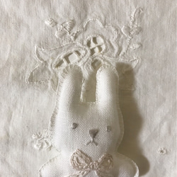 うさぎ / リネンのうさぎ ホワイト （手刺繍） 1枚目の画像