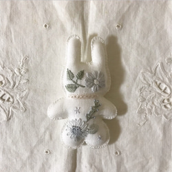 うさぎ / リネンのうさぎ ホワイト （手刺繍） 3枚目の画像
