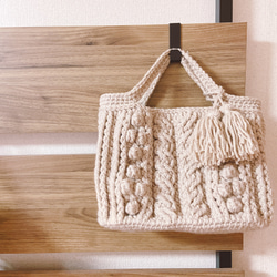 編み物 毛糸のポコポコアラン模様のトートバッグ【秋冬バッグ】ライトベージュ 1枚目の画像