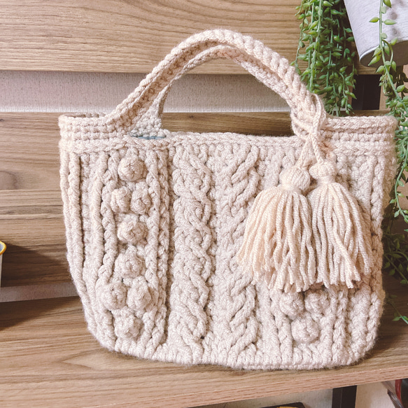 編み物 毛糸のポコポコアラン模様のトートバッグ【秋冬バッグ】ライトベージュ 2枚目の画像