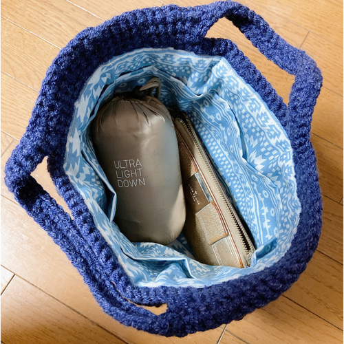 ネットバッグ　モカ　ネイビー　水色　手編みのポンポン毛糸・手刺繍　ハンドメイド ネットバッグ モカ ネイビー 水色 手編みのポンポン毛糸・手刺繍