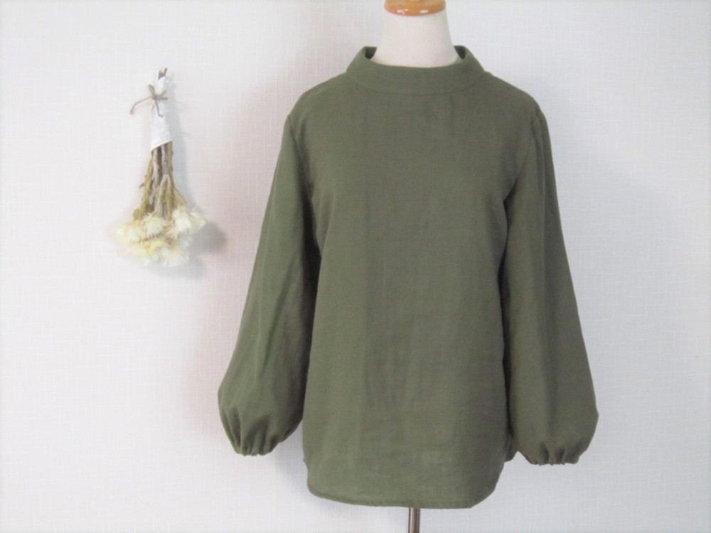 後ろリボン セミハイネック ボリューム袖ブラウス　カーキ ダブルガーゼ