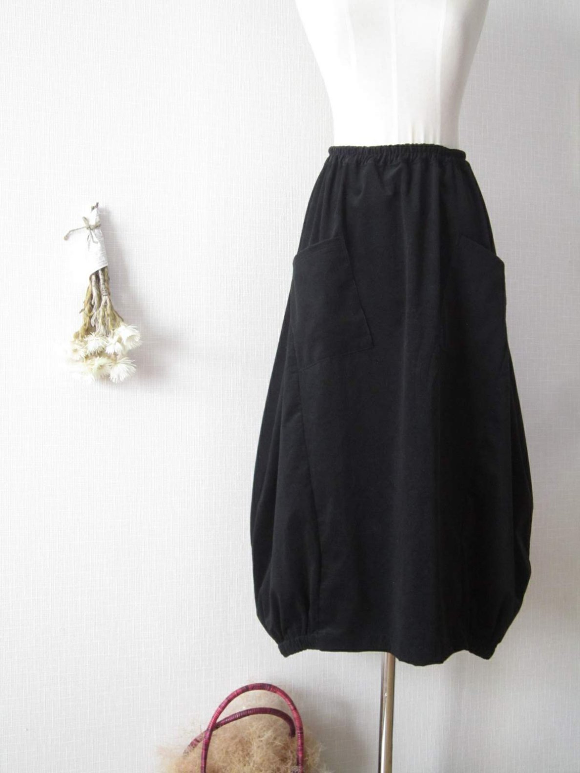 バルーンスカートロング　コットン 細畝コーデュロイ　ブラック   すっきりシルエット