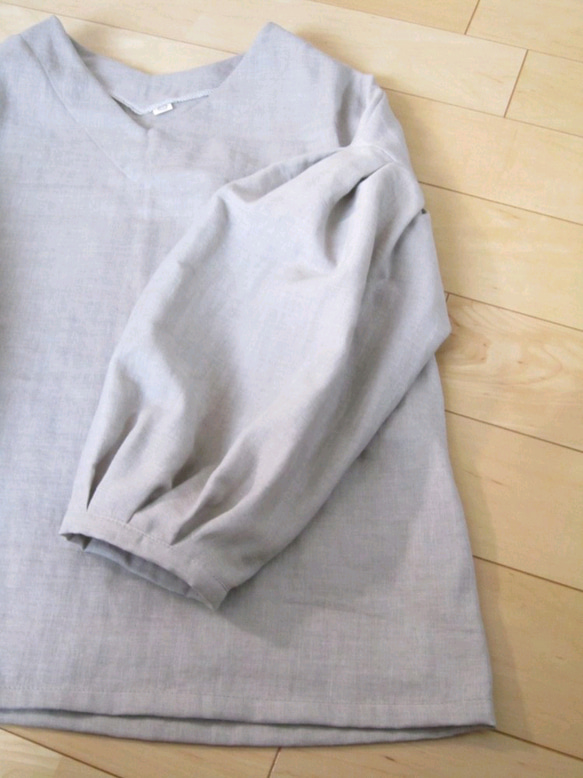 タックボリューム袖プルオーバー　前後Vネック　グレージュ　ダブルガーゼ 8枚目の画像