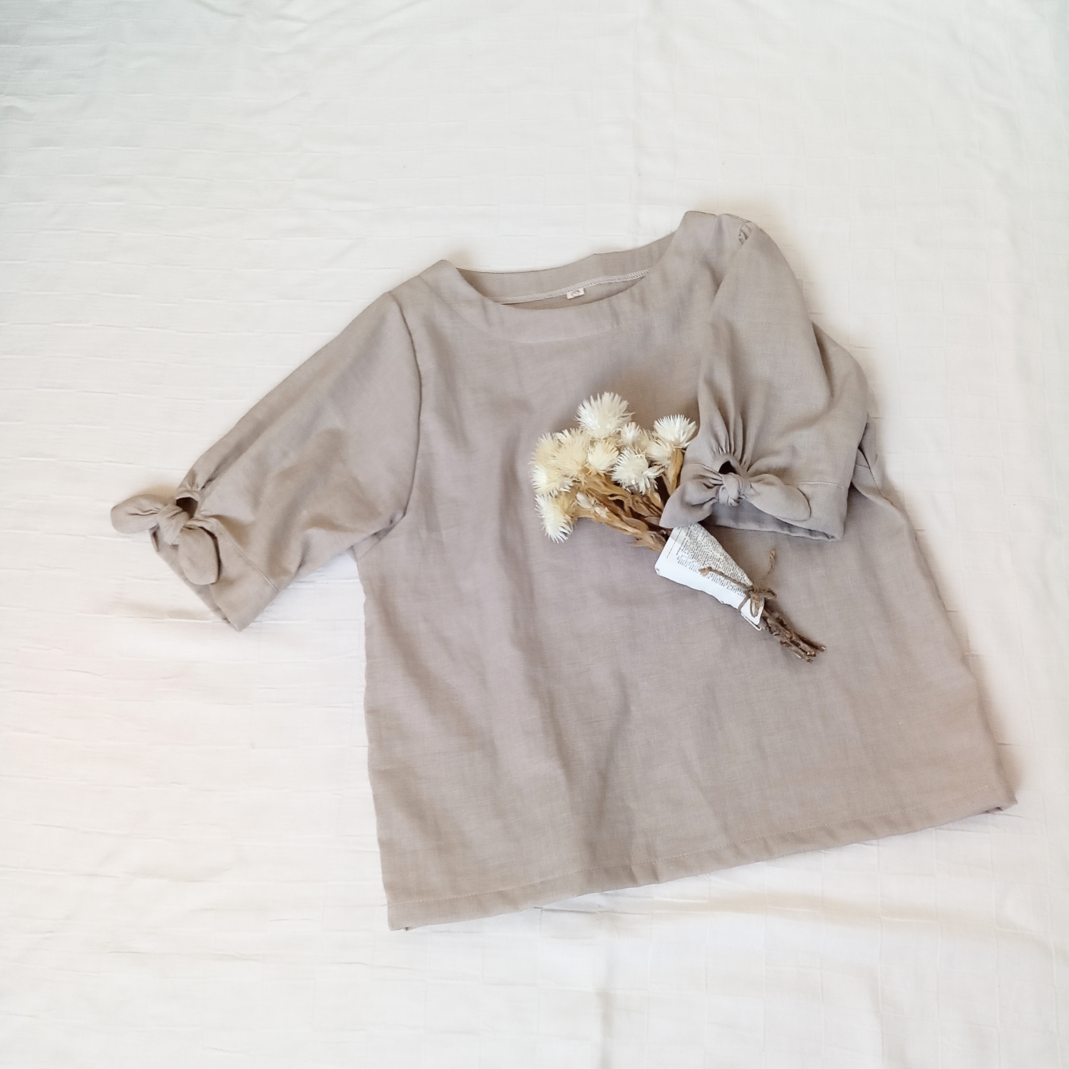 リボンスリーブ ブラウス　グレージュ　柔らかダブルガーゼ 5,236円