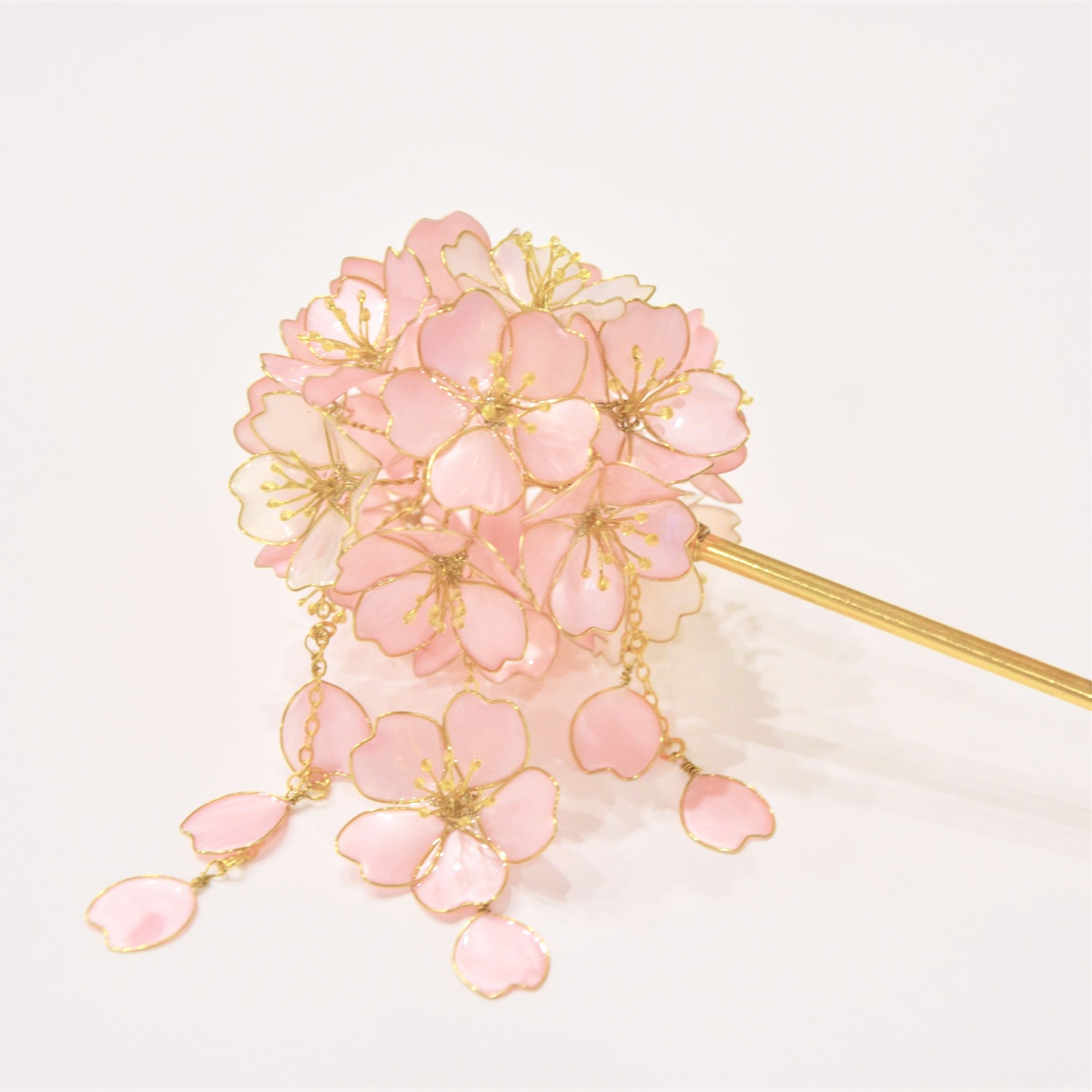 ゆらり桜のかんざし ディップアートの髪飾り - 飾屋那月 | minne