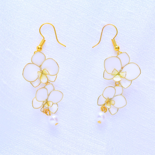 揺れる胡蝶蘭のピアス・イヤリング ピアス（フープ） FukuFurawa