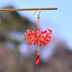 彼岸花のシャンデリアピアス、イヤリング【小さいサイズも増えました！】 1枚目の画像