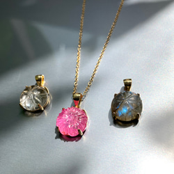 お花の彫刻！カービングストーンのネックレス・一点物！ラブラドライト