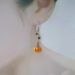 ハロウィン・かぼちゃとクモの巣のアシンメトリーピアス(秋・カボチャ・ガラス・揺れる・大人可愛いHalloween) 3枚目の画像