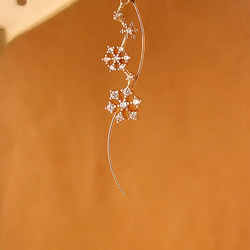 連なる雪の結晶と繊細ウェーブの揺れる冬ピアス(クリア・ガラス・雪・氷・螺旋・ゆらゆら・揺れる・クリスマス) 5枚目の画像