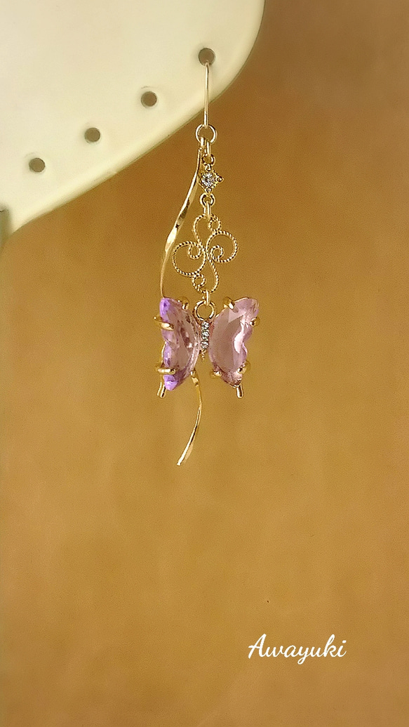 キラキラ揺れる蝶のロングピアス・(大ぶり・春・ライトパープル・ラベンダー・ガラス・揺れる・輝く・バタフライ・ウェーブ) 6枚目の画像