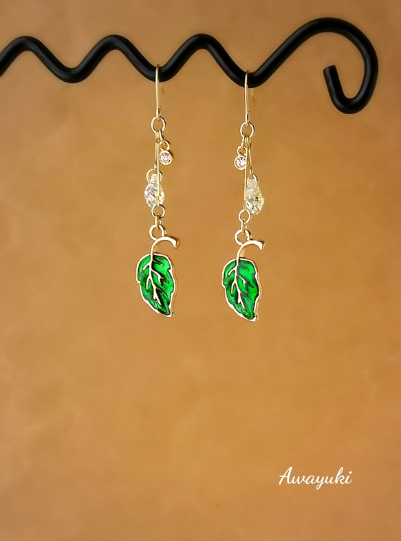 鮮やかな新緑リーフとスワロフスキーしずくの美しい春ピアス(葉っぱ・葉・スワロフスキー・ガラス・ジルコニア・上品・揺れる) 6枚目の画像