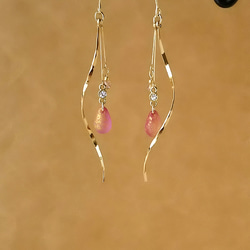 幻想的なチェコガラスしずくとウェーブの揺れる上品ロングピアス(ピンク・パープル・ゴールド・春・桜・夢色・大人可愛い) 6枚目の画像