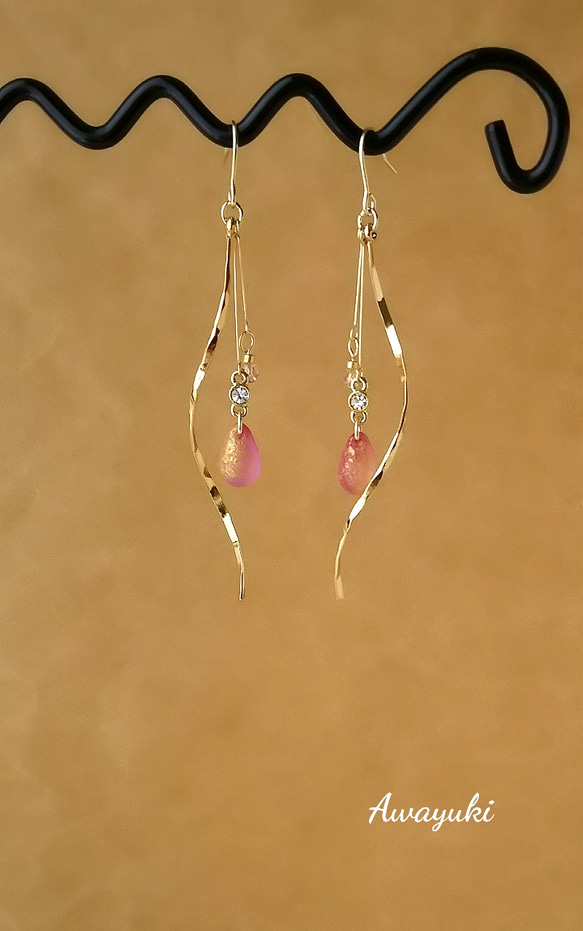 幻想的なチェコガラスしずくとウェーブの揺れる上品ロングピアス(ピンク・パープル・ゴールド・春・桜・夢色・大人可愛い) 6枚目の画像