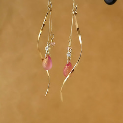 幻想的なチェコガラスしずくとウェーブの揺れる上品ロングピアス(ピンク・パープル・ゴールド・春・桜・夢色・大人可愛い) 7枚目の画像