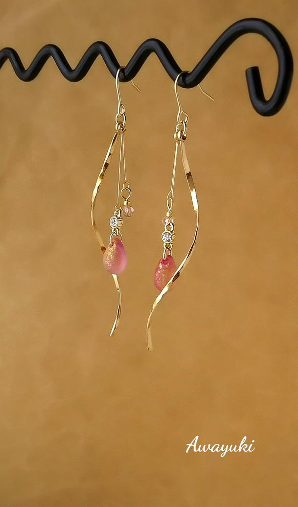 幻想的なチェコガラスしずくとウェーブの揺れる上品ロングピアス(ピンク・パープル・ゴールド・春・桜・夢色・大人可愛い) 7枚目の画像