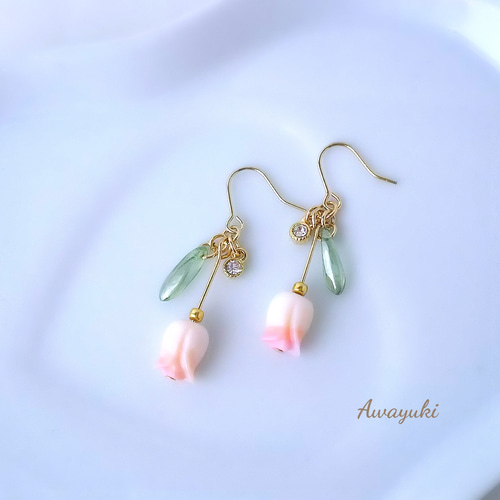 シェルチューリップとジルコニアの揺れる春ピアス(ピンク・クイーン 