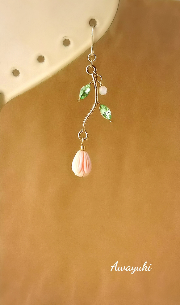 春を待つ花蕾のピアス(春・冬・蕾・ピンク・ライトグリーン・チューリップ・クイーンコンクシェル・天然素材) 5枚目の画像