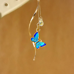 七宝焼の美しい蝶とスワロフスキーの揺れる上品ピアス(春・夏・ブルー・ガラス・揺れる・輝く・バタフライ・蝶々・大人可愛い) 5枚目の画像