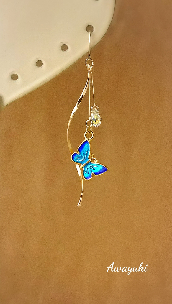 七宝焼の美しい蝶とスワロフスキーの揺れる上品ピアス(春・夏・ブルー・ガラス・揺れる・輝く・バタフライ・蝶々・大人可愛い) 5枚目の画像