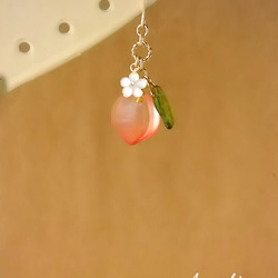 ガラスの桃と小花の可愛いピアス(フルーツ・ピーチ・ピンク・夏・リーフ・フレッシュ・お花・揺れる・大人可愛い) 5枚目の画像