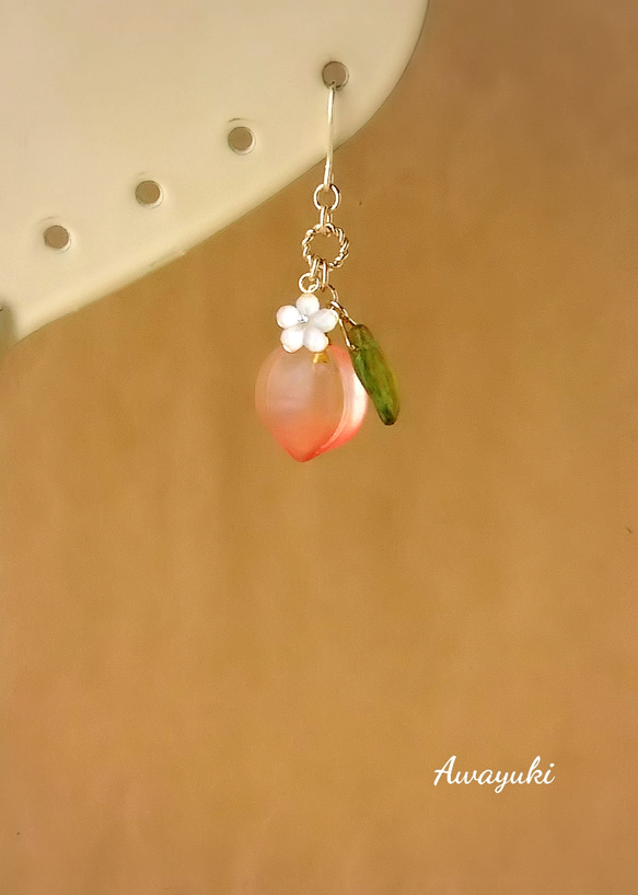 ガラスの桃と小花の可愛いピアス(フルーツ・ピーチ・ピンク・夏・リーフ・フレッシュ・お花・揺れる・大人可愛い) 5枚目の画像